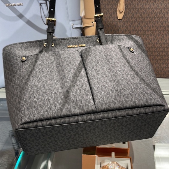 MICHAEL KORS JET SET TRAVEL MEDIUM DOUBLE POCKET TOTE
BLACK SIGNATURE
NWT - Picture 13 of 16